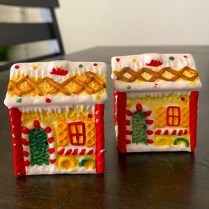 VTG Ceramic Christmas Xmas Holidays Gingerbread House Salt & Pepper Shakers (2)